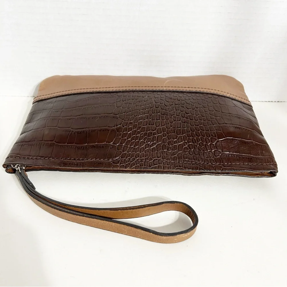 Banana Republic Two Toned Fully Lined Leather Wristlet Croc Embossed Stripe